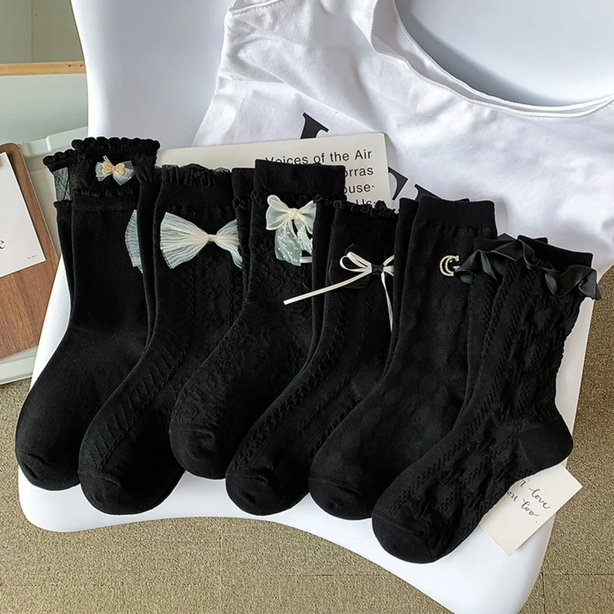 Ins Wind Personality Black Lace Splicing Jk Mid-tube Spring and Summer Tide Day System Sweet Girl Net Yarn Bow Pile Pile Socks
Ins Wind Personality Black Lace Splicing Jk Mid-tube Spring and Summer Tide Day System Sweet Girl Net Yarn Bow Pile Pile Socks
