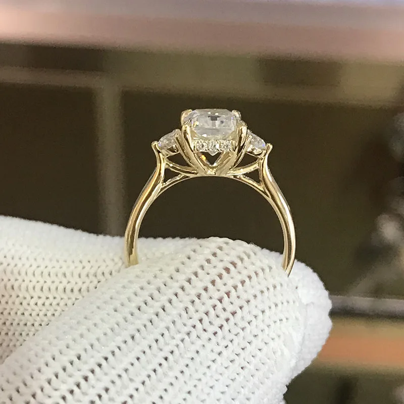 CxsJeremy Solid 14K Gold Yellow Gold Radiant Cut 2CT 6*8mm Moissanite Engagement Ring Three Stones Rings for Women Bridal Gifts
CxsJeremy Solid 14K Gold Yellow Gold Radiant Cut 2CT 6*8mm Moissanite Engagement Ring Three Stones Rings for Women Bridal Gifts