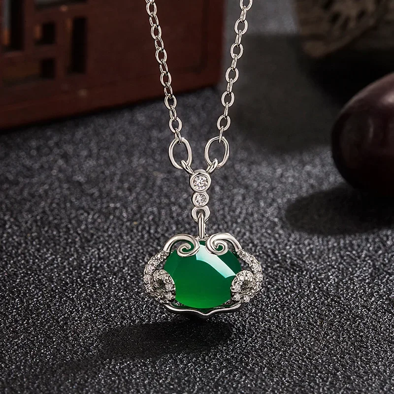 Natural Green Chalcedony Hand-carved Safe Lock Pendant Fashion Boutique Jewelry Men and Women Green Agate Necklace Gift
Natural Green Chalcedony Hand-carved Safe Lock Pendant Fashion Boutique Jewelry Men and Women Green Agate Necklace Gift