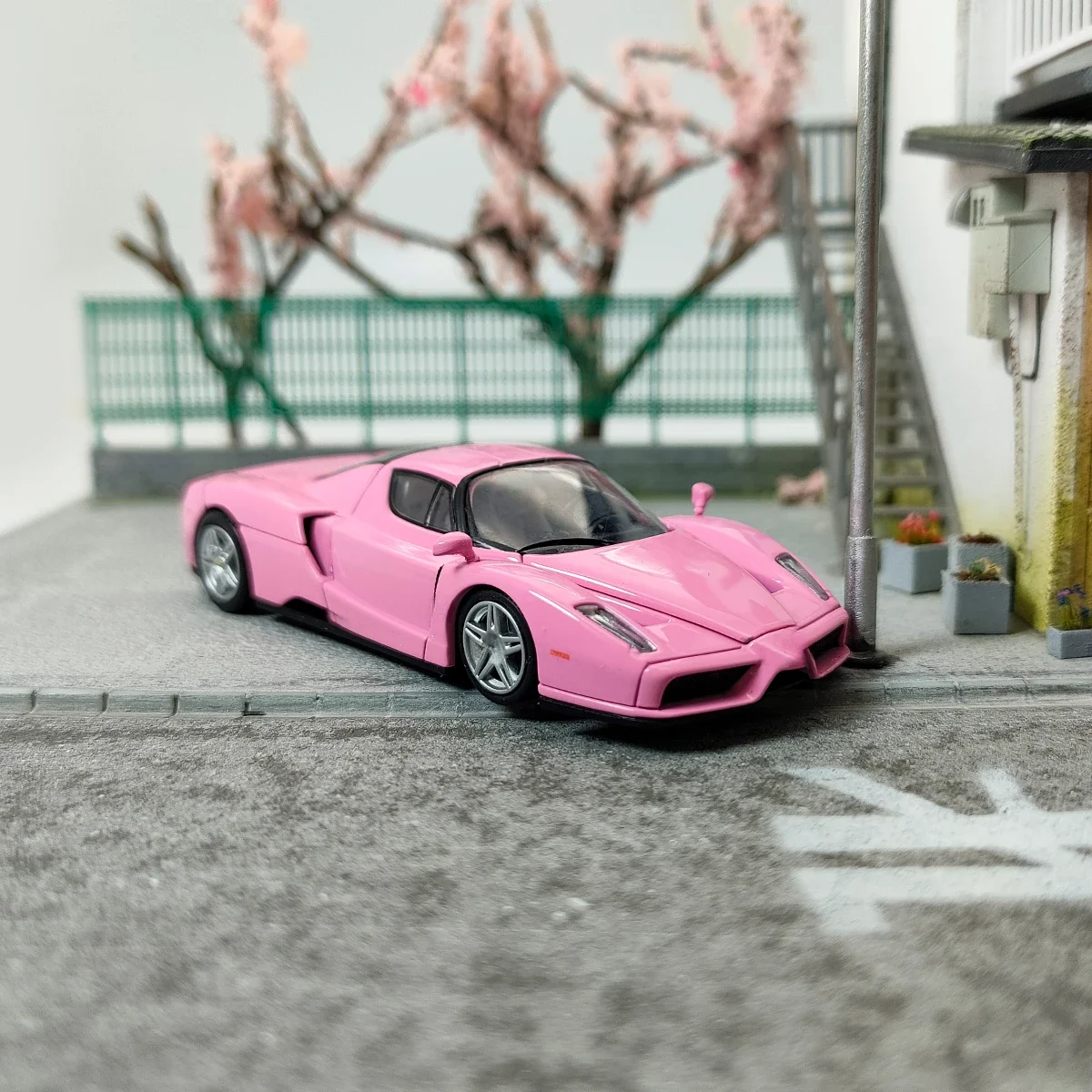 

Kingmodel 1:64 Enzo, розовый с лимитированным рисунком 299, модель автомобиля