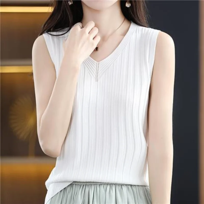 2023 Summer Solid Color Casual Style Ice Silk Sleeveless Women Clothing V-neck Slim Fit Simplicity Knitted Pullover Top
2023 Summer Solid Color Casual Style Ice Silk Sleeveless Women Clothing V-neck Slim Fit Simplicity Knitted Pullover Top