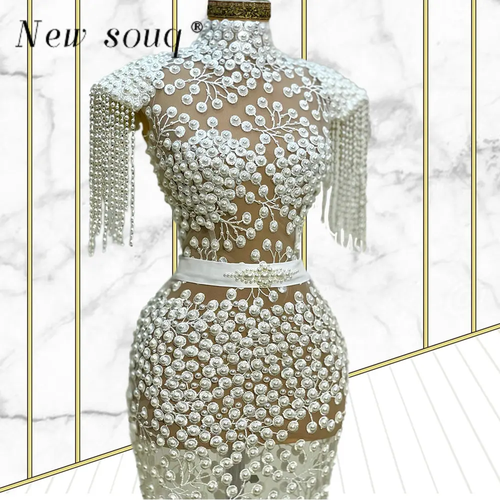 Длинные вечерние платья с жемчугом и бахромой, с высоким воротом и рукавами-крылышками
Длинные вечерние платья с жемчугом и бахромой, с высоким воротом и рукавами-крылышками