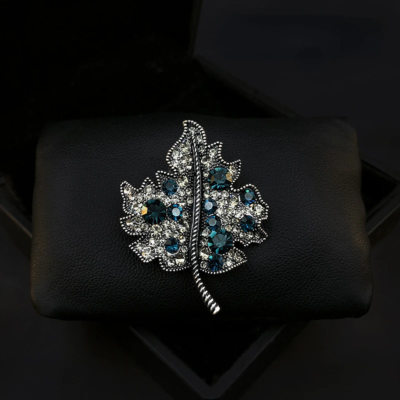 Dark Shiny Exquisite Retro Maple Brooch High-End Women Leaf Pin Corsage Suit Sweater Accessories Rhinestone Jewelry Pins Gifts
Dark Shiny Exquisite Retro Maple Brooch High-End Women Leaf Pin Corsage Suit Sweater Accessories Rhinestone Jewelry Pins Gifts