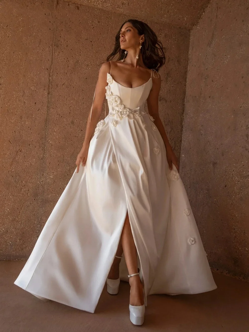 Graceful Spaghetti Straps Wedding Dress Classic 3D Flower Bride Robe White A-line Satin Long Bridal Gown Robe Custom De Mariée
Graceful Spaghetti Straps Wedding Dress Classic 3D Flower Bride Robe White A-line Satin Long Bridal Gown Robe Custom De Mariée