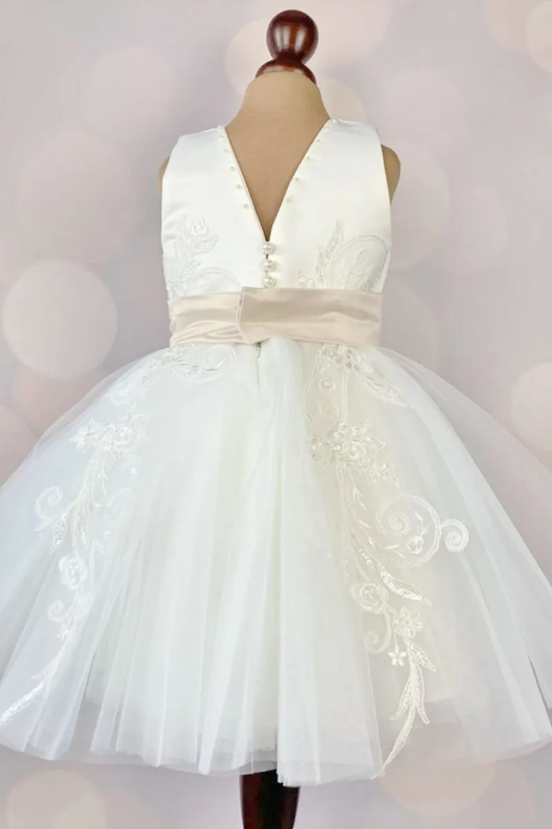

Ivory Flower Girl Dress Elegant Lace Tulle Features With V-neck Appliqued And Bow Fit Wedding Party First Communion Gowns