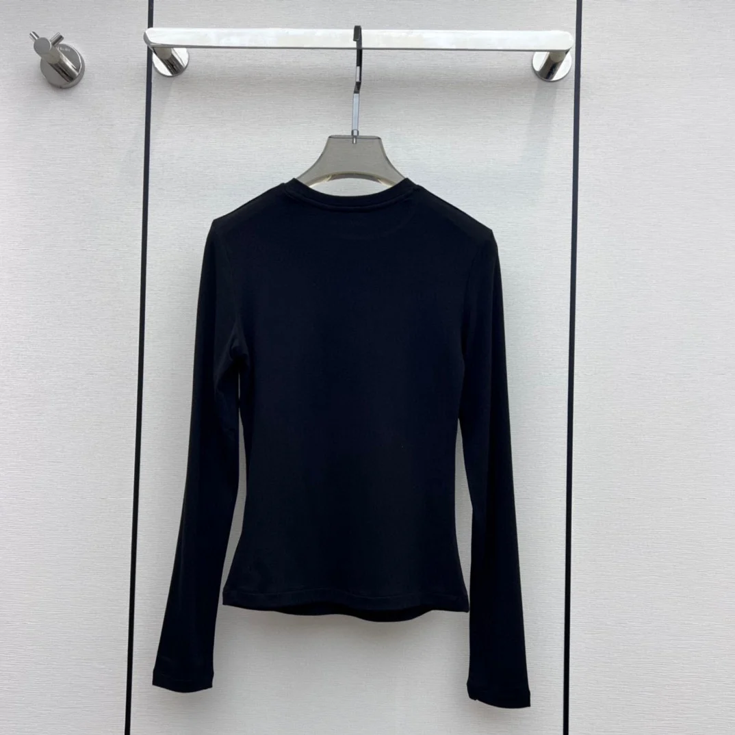 The 2023 new long sleeved T-shirt with embroidered lettering is truly the perfect piece for autumn and winter
The 2023 new long sleeved T-shirt with embroidered lettering is truly the perfect piece for autumn and winter