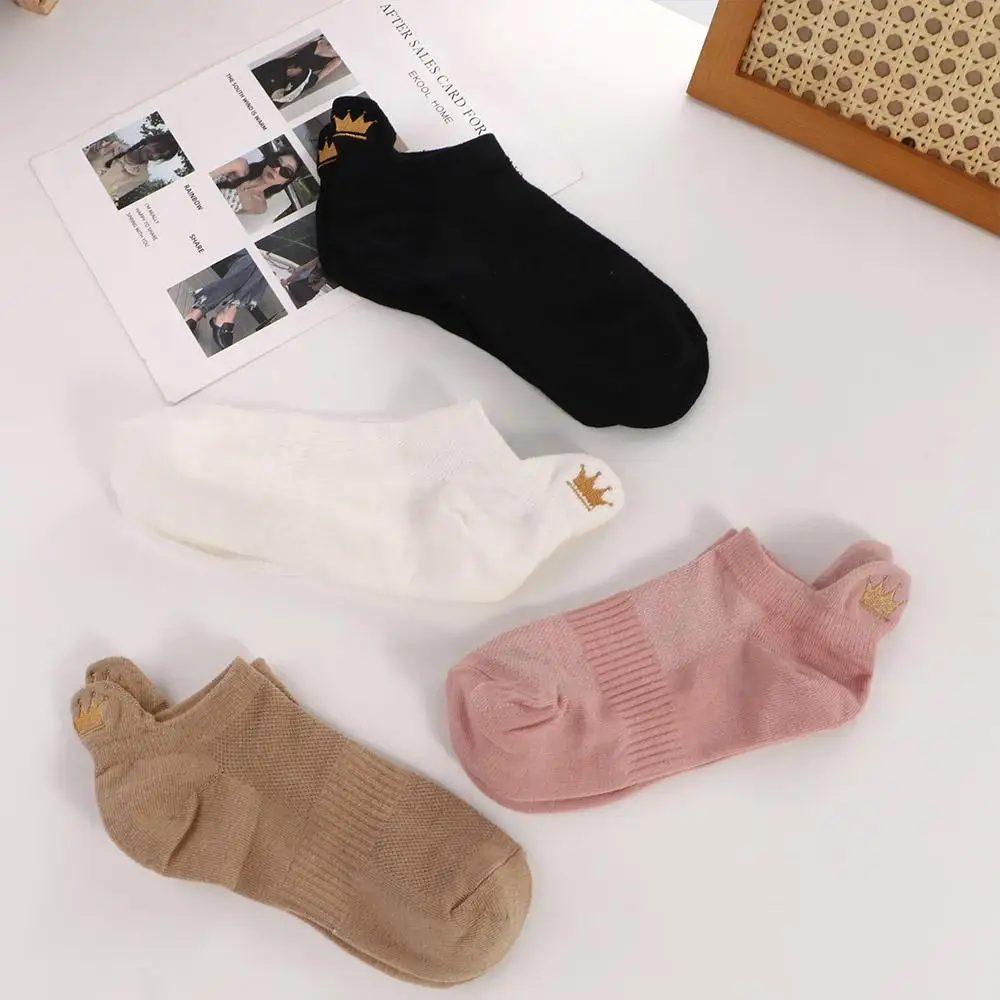 Модные спортивные сетчатые однотонные белые Нескользящие мягкие короткие носки с принтом короны вышитые чулочно-носочные изделия корейские носки женские хлопковые носки
Модные спортивные сетчатые однотонные белые Нескользящие мягкие короткие носки с принтом короны вышитые чулочно-носочные изделия корейские носки женские хлопковые носки