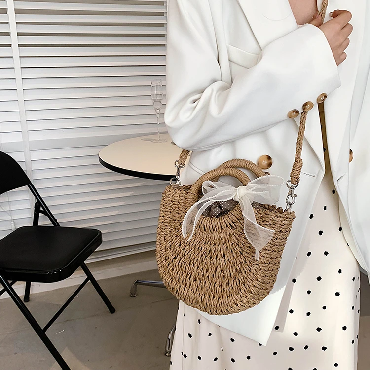 Sac à main paille et noeud en soie Sac à main paille et noeud en soie