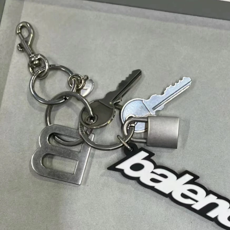 y2k Chaotic Style Lock Keychain Rock Bag Pendants Punk Stainless Steel Key Hook Luxury Home Decoration High Street Rapper Gift
y2k Chaotic Style Lock Keychain Rock Bag Pendants Punk Stainless Steel Key Hook Luxury Home Decoration High Street Rapper Gift