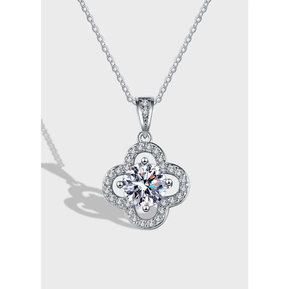 

A diamond studded four leaf clover necklace S925 sterling silver Japanese and Korean elegant pendant, collarbone chain Mosang