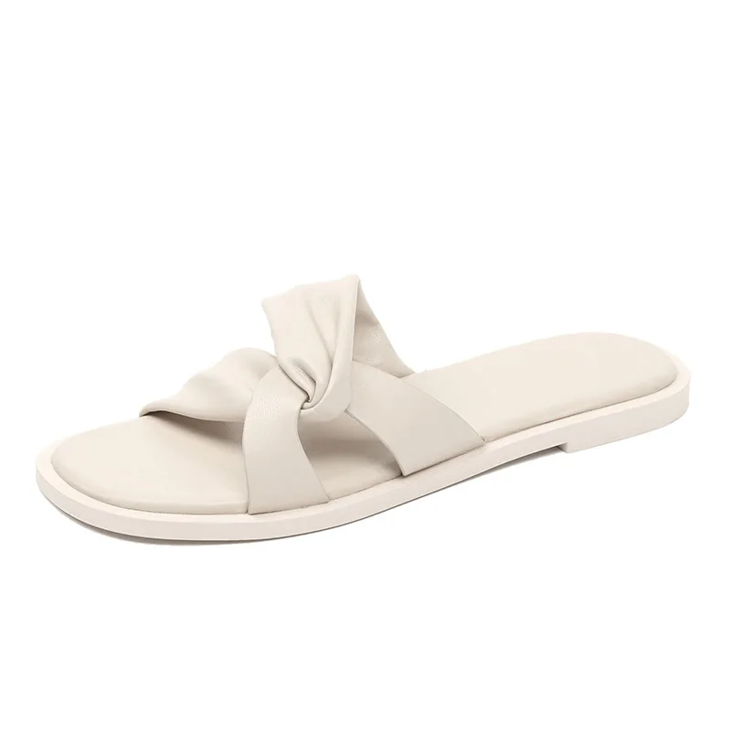 

Wearing Sandals on The Outside For Summer 2023, New Design Sense For Niche Flat Bottomed Deach Slippers For Women in Large Sizes