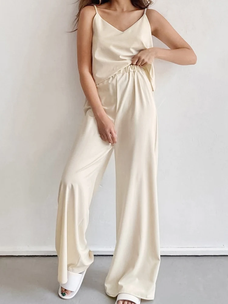 Casual two-piece satin suit French V-neck suspender top + trousers High street office two-piece comfortable home wear women's
Casual two-piece satin suit French V-neck suspender top + trousers High street office two-piece comfortable home wear women's