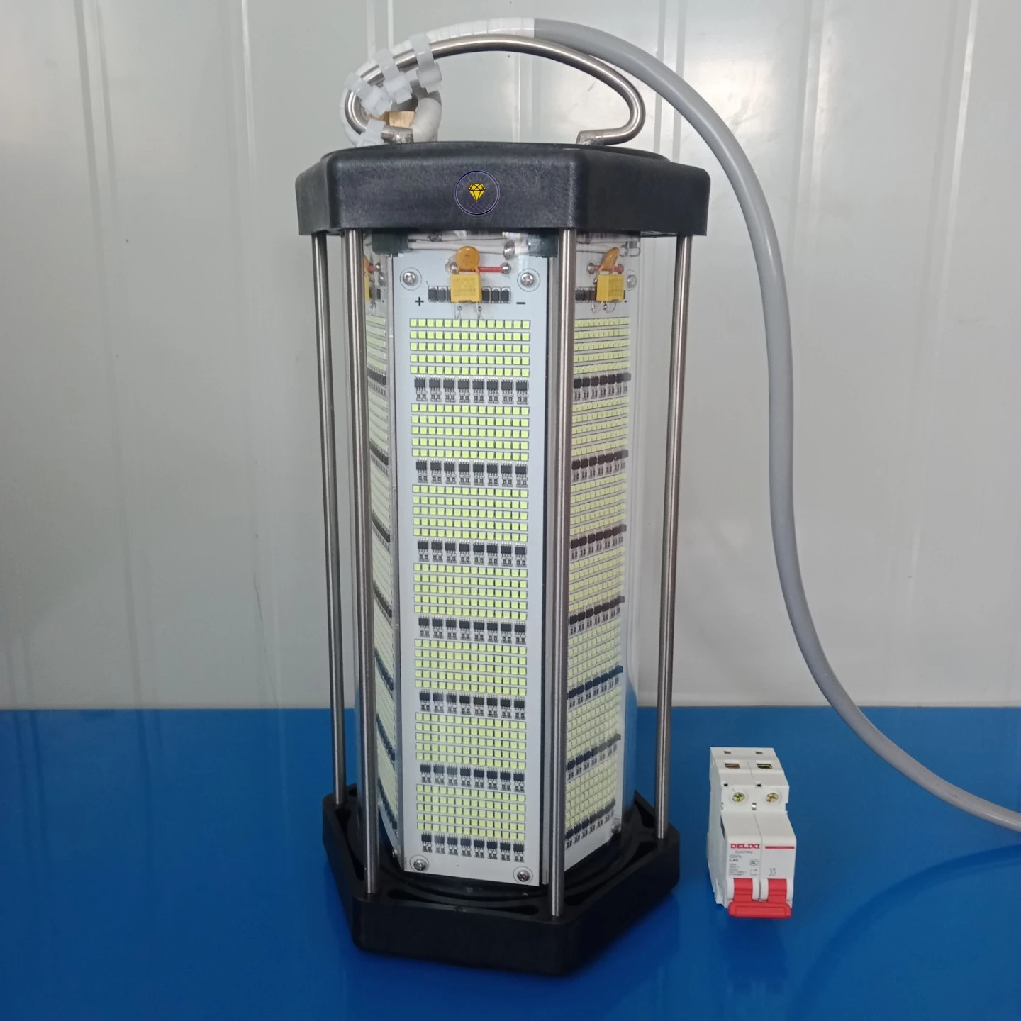 4000w green LED fishing light under water boat catching fish in ocean 
4000w green LED fishing light under water boat catching fish in ocean