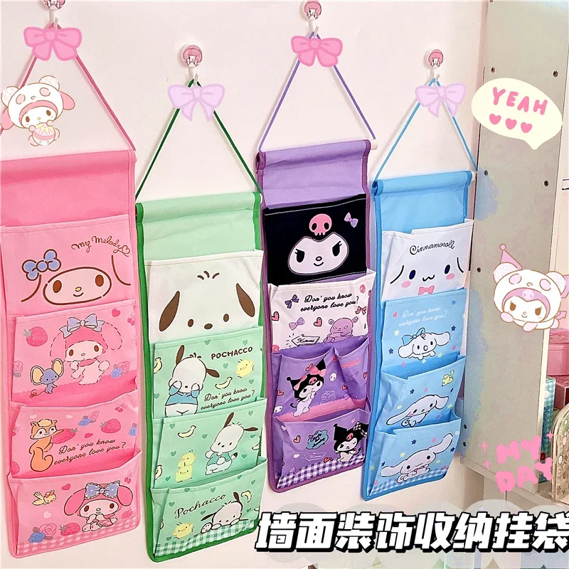 Sanrio симпатичная настенная декоративная подвесная сумка с 4 ячейками skuromi Hello Kt Melody подвесная сумка для хранения подарка
Sanrio симпатичная настенная декоративная подвесная сумка с 4 ячейками skuromi Hello Kt Melody подвесная сумка для хранения подарка