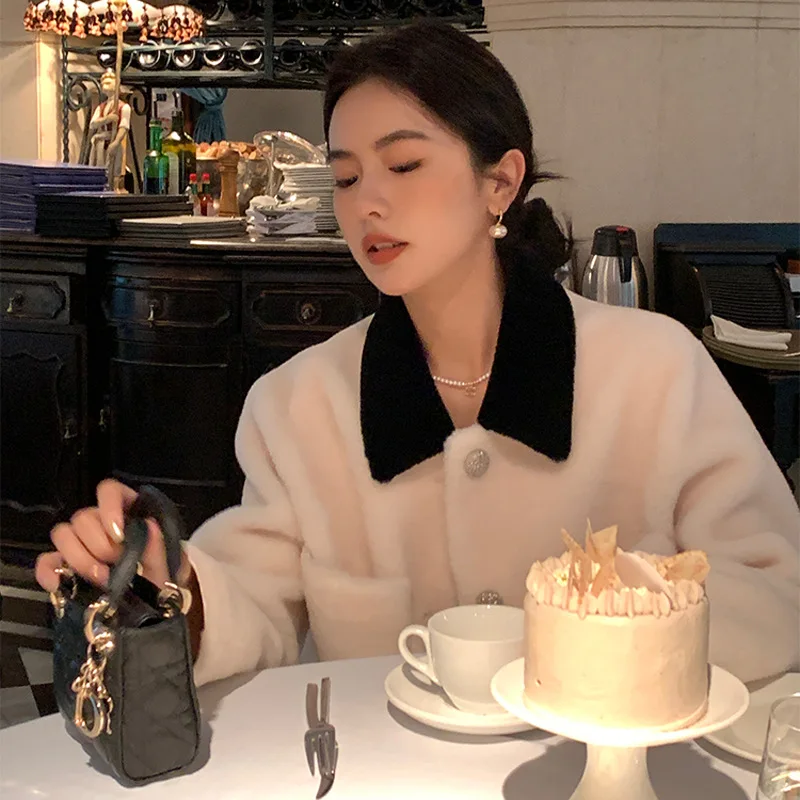 Small Fragrant Sheep Shearing Temperament In Autumn and Winter Ladies Wool One Female Contrast Fur Short Coat Lapel Silhouette 
Small Fragrant Sheep Shearing Temperament In Autumn and Winter Ladies Wool One Female Contrast Fur Short Coat Lapel Silhouette