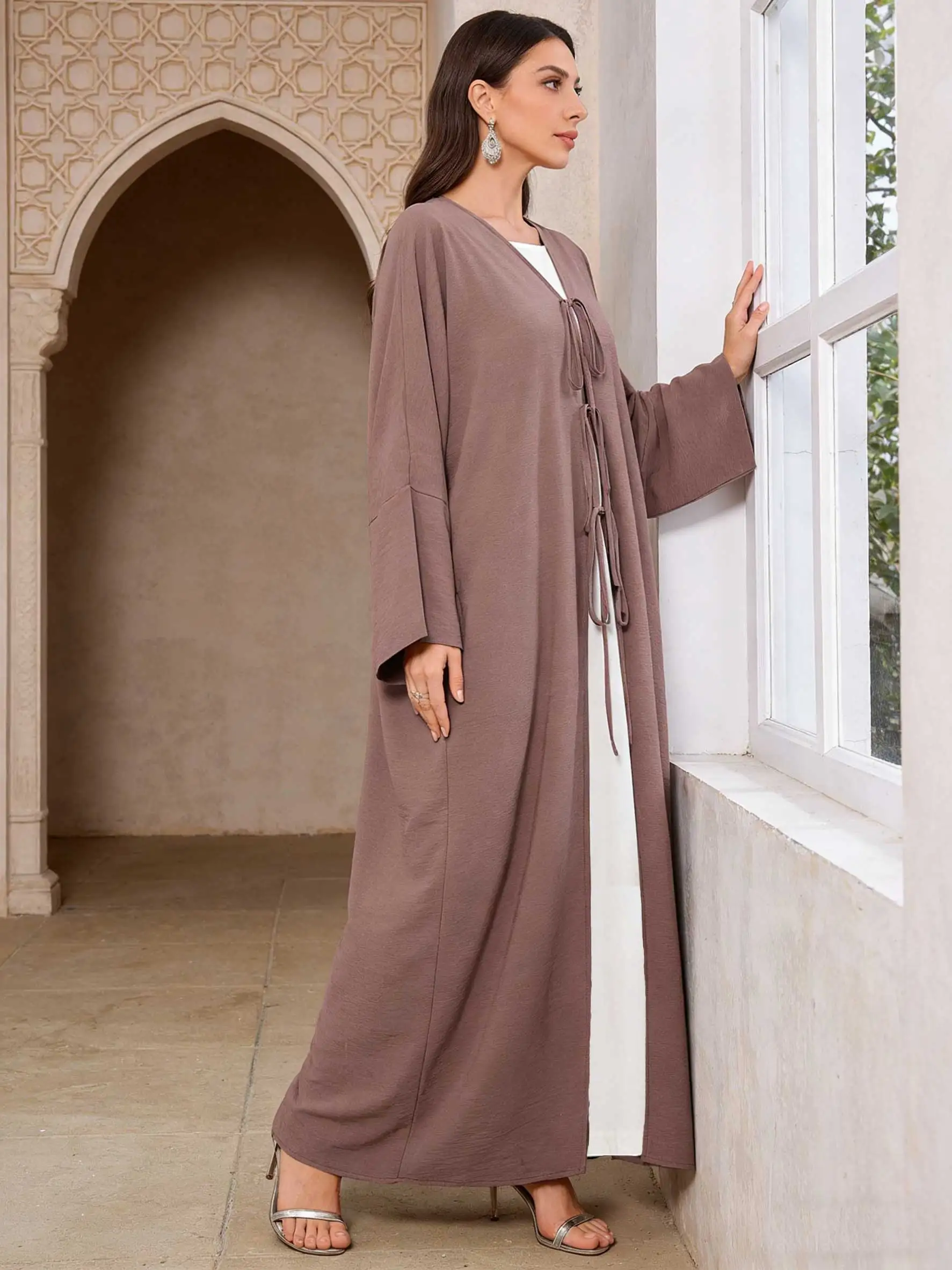 عباءة أنيقة بلون بني داكن بياقة على شكل V وربطة أمامية، فضفاضة مع أكمام انسيابية، قفطان مغربي للنساء المسلمات، جلابية رمضانية عباءة أنيقة بلون بني داكن بياقة على شكل V وربطة أمامية، فضفاضة مع أكمام انسيابية، قفطان مغربي للنساء المسلمات، جلابية رمضانية