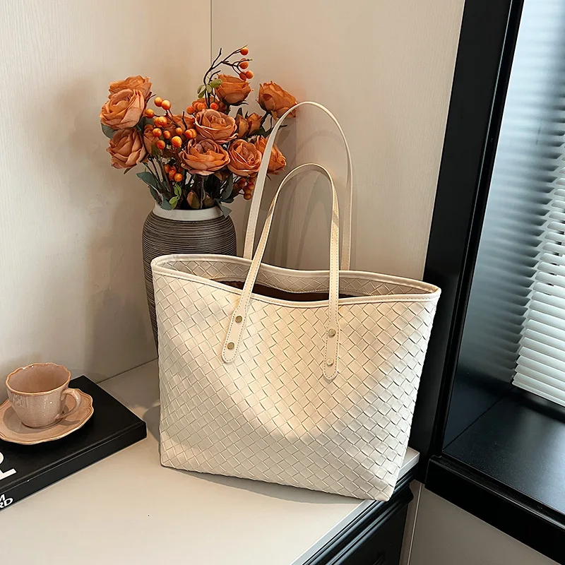 Casual Shoulder Underarm 2024 Summer New Fashion Woven Tote Bag Women's Large Capacity Textured Handbag
Casual Shoulder Underarm 2024 Summer New Fashion Woven Tote Bag Women's Large Capacity Textured Handbag