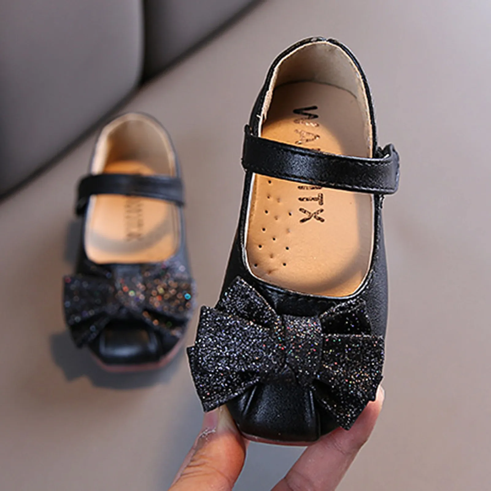 Коллекция 2024 года, туфли для маленьких принцесс с узлом и бантом, кожаная обувь для детей, Лидер продаж, повседневная одежда
Коллекция 2024 года, туфли для маленьких принцесс с узлом и бантом, кожаная обувь для детей, Лидер продаж, повседневная одежда