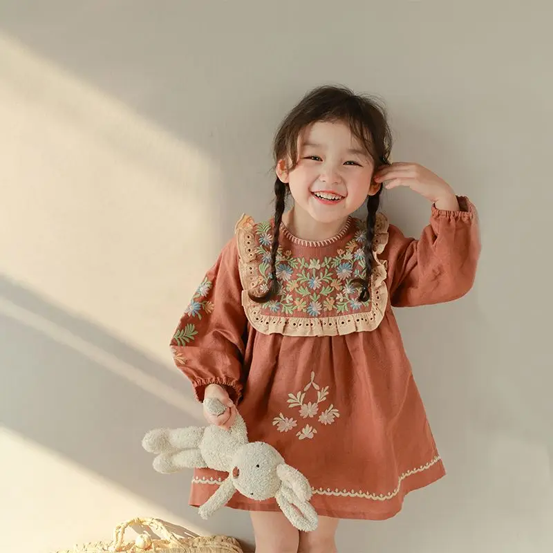 Girls' autumn/winter 2023 new openwork lace embroidered dress retro floral skirt.
Girls' autumn/winter 2023 new openwork lace embroidered dress retro floral skirt.