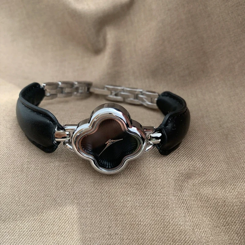 Montre plaquée or pour femme, bracelet en cuir, surface sculptée, style moyen âge, luxe et élégant, cadran Everver, nouveau, 2024 2