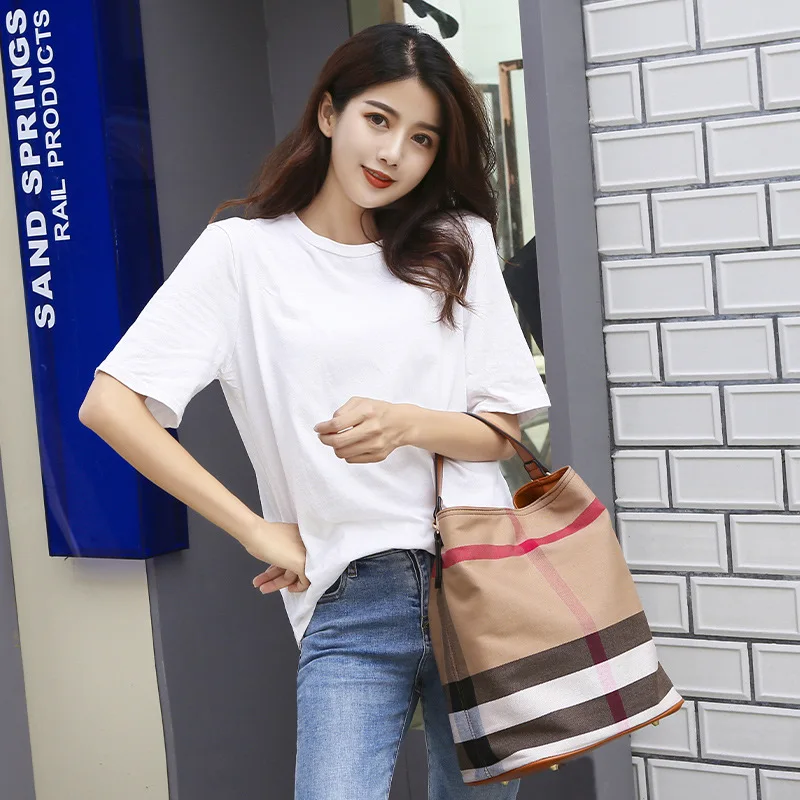 2022 Deluxe Designer Handbag Bucket Bag Canvas Plaid Bag Portable One Shoulder Crossbody Bag Free Delivery Women's Bag
2022 Deluxe Designer Handbag Bucket Bag Canvas Plaid Bag Portable One Shoulder Crossbody Bag Free Delivery Women's Bag