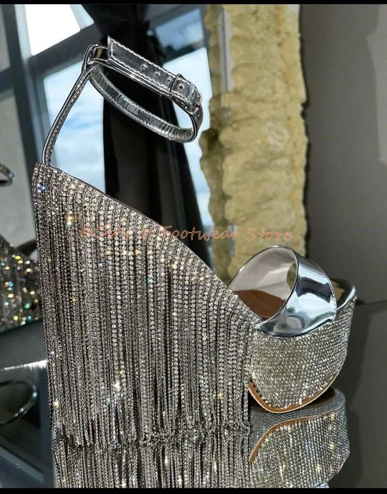 Women Sliver Crystal Chain Platform Sandals Patent Leather 2023 Summer New Tessal Stiletto Sexy High Heels Luxury Designer Shoes
Women Sliver Crystal Chain Platform Sandals Patent Leather 2023 Summer New Tessal Stiletto Sexy High Heels Luxury Designer Shoes