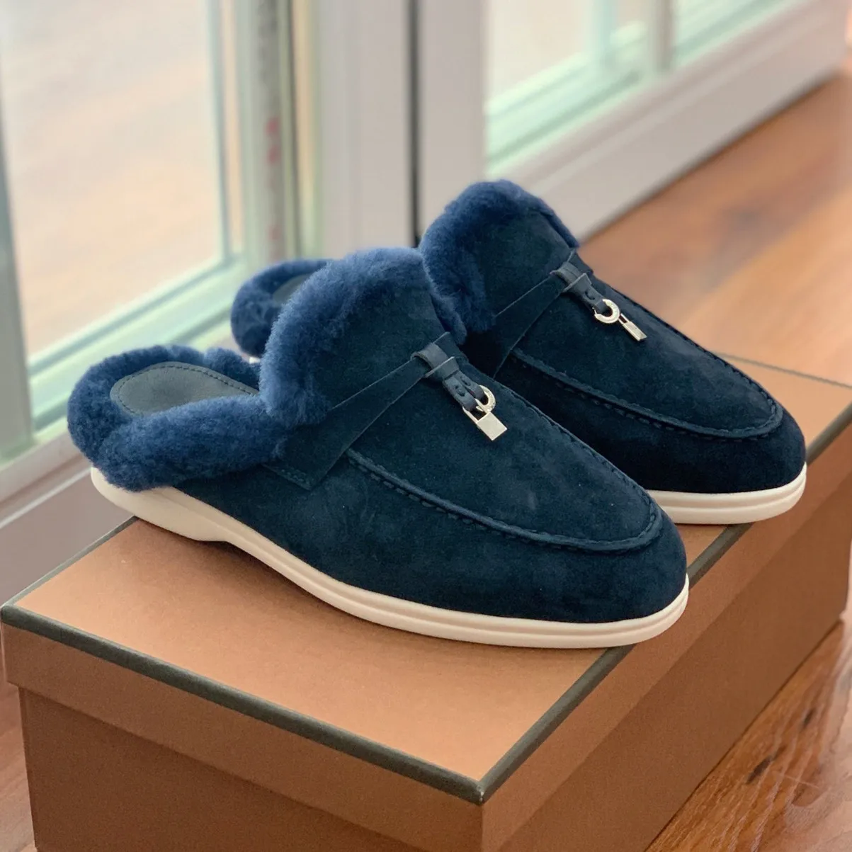 

Autumn and winter new semi slipper women's suede tassel lock buckle flat sole leisure Lefu muller shoes wool Baotou slippers