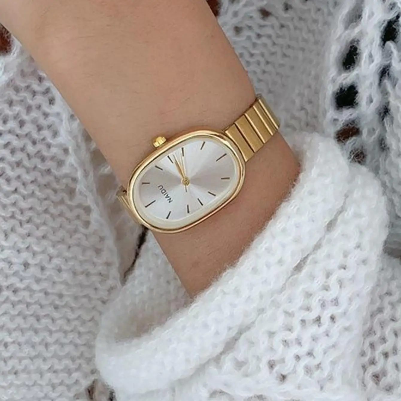 A niche, high-end, simple, retro and light luxury women's watch with an oval dial. The fashionable steel strap is versatile A niche, high-end, simple, retro and light luxury women's watch with an oval dial. The fashionable steel strap is versatile