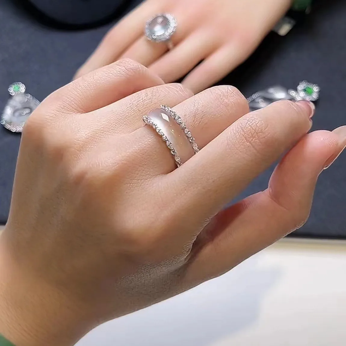 

Женское кольцо из белого халцедона с инкрустированным покрытием из серебра 925 пробы, кольцо из белого агата и нефрита в подарок