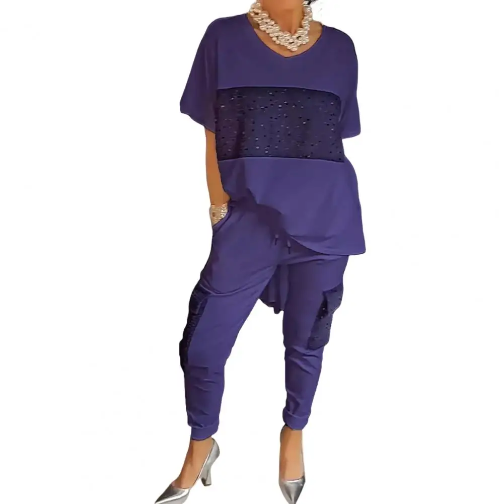Женский комплект из футболки и брюк, с блестками и V-образным вырезом
Женский комплект из футболки и брюк, с блестками и V-образным вырезом