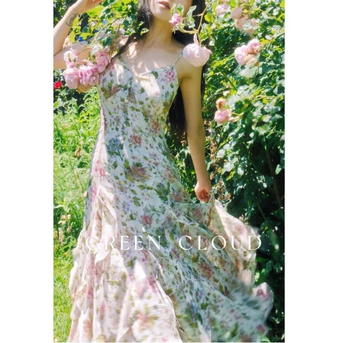 Green clouds, romantic and elegant, V-neck, gathered waist, ruffles, big hem, floral Slip dress, small skirt
Green clouds, romantic and elegant, V-neck, gathered waist, ruffles, big hem, floral Slip dress, small skirt