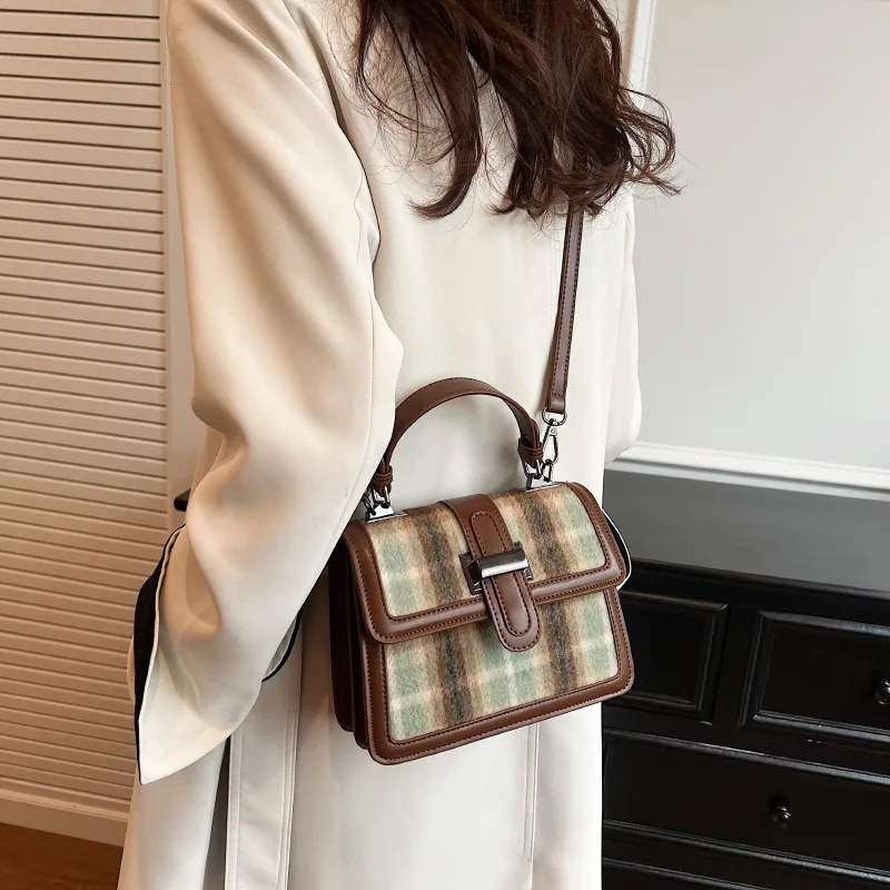 2023 Winter New Luxury Designe Crossbody Bags For Women Classic Vintage Woolen Shoulder Purses Fashion Casual Female Handbags
2023 Winter New Luxury Designe Crossbody Bags For Women Classic Vintage Woolen Shoulder Purses Fashion Casual Female Handbags