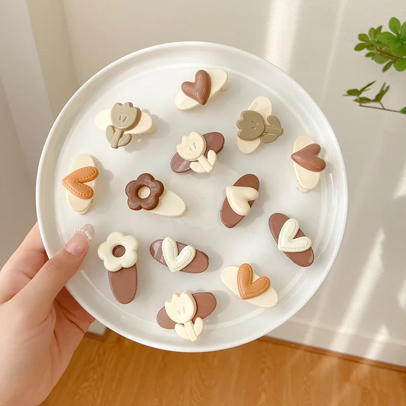 2022 New Korean Style Flower Clip Headwear Cream Coffee Love Bangs Children's Hair Clip Duck Beak Hair Accessories
2022 New Korean Style Flower Clip Headwear Cream Coffee Love Bangs Children's Hair Clip Duck Beak Hair Accessories