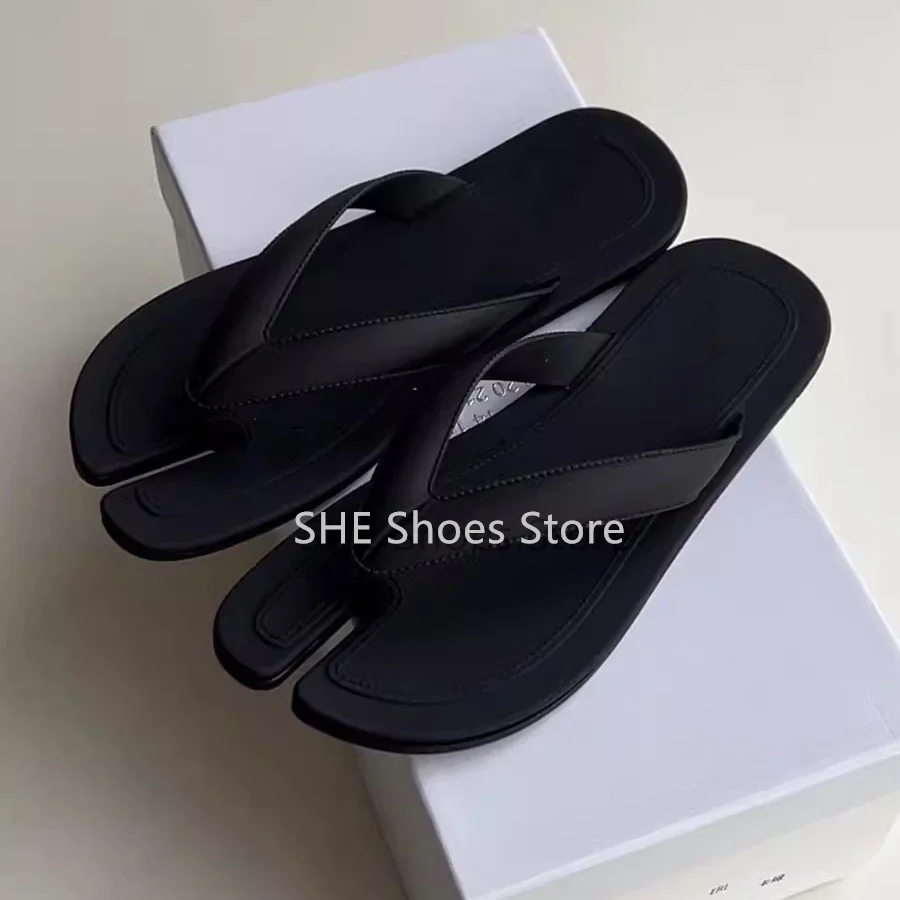 Fashion Design Pig Trotters Split Toe Women Leisure Sandals Shoes Summer Beach Flipflops Slippers Outside Ladies Flat Shoes
Fashion Design Pig Trotters Split Toe Women Leisure Sandals Shoes Summer Beach Flipflops Slippers Outside Ladies Flat Shoes