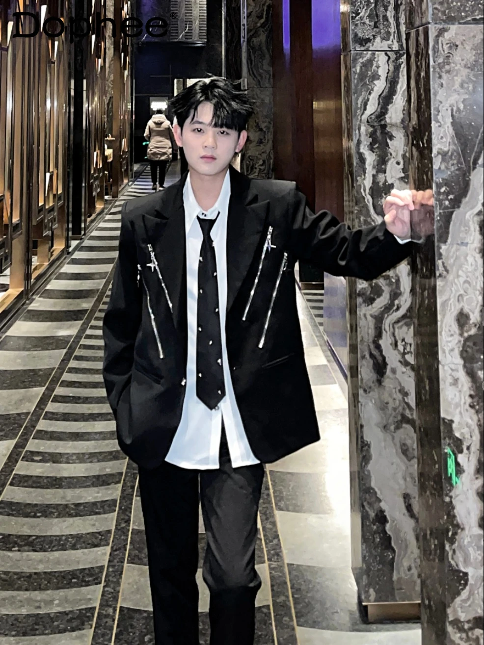 2024 New Double Zipper Men's Suit Jacket Long Sleeve Padded Shoulder Casual Trendy Male Blazers Loose Handsome Male Suit Jackets
2024 New Double Zipper Men's Suit Jacket Long Sleeve Padded Shoulder Casual Trendy Male Blazers Loose Handsome Male Suit Jackets