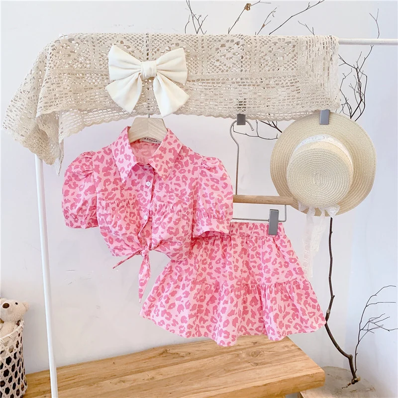 Girls Clothing Sets 2023 New Summer Short Sleeve Pink Leopard Print Shirt Top Skirt Outfit Children Clothing Girls Fashion Suit
Girls Clothing Sets 2023 New Summer Short Sleeve Pink Leopard Print Shirt Top Skirt Outfit Children Clothing Girls Fashion Suit