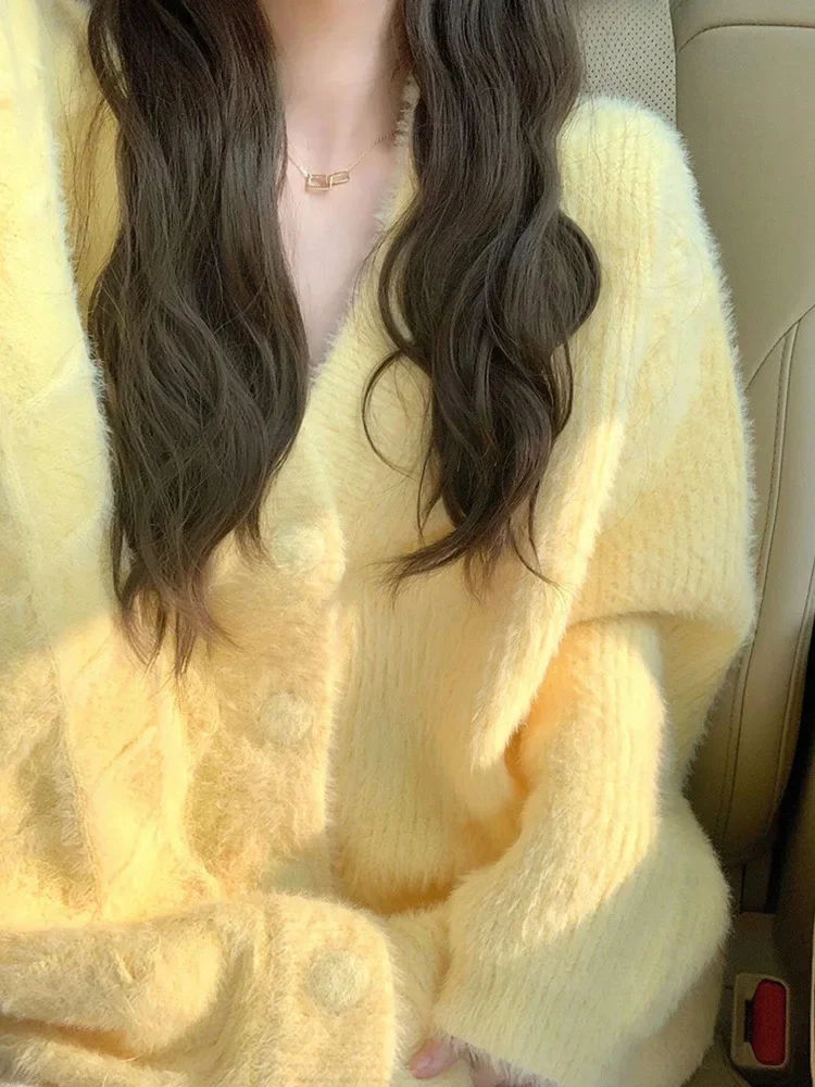 Women's Sweater Jacket 2023 New Polyester Yellow Sweet V-neck Soft Knit Cardigan Gentle Style Single Breasted Long Sleeved Top
Women's Sweater Jacket 2023 New Polyester Yellow Sweet V-neck Soft Knit Cardigan Gentle Style Single Breasted Long Sleeved Top