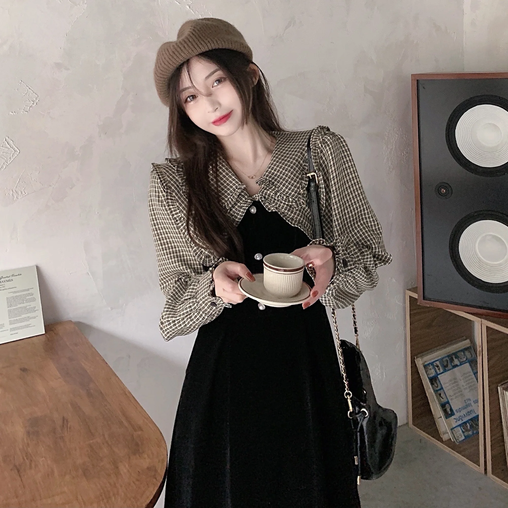 2023 New Oversized Women's Double Layer Large Lapel Bubble Sleeve Plaid Black Velvet Design Dress Free Shipping
2023 New Oversized Women's Double Layer Large Lapel Bubble Sleeve Plaid Black Velvet Design Dress Free Shipping