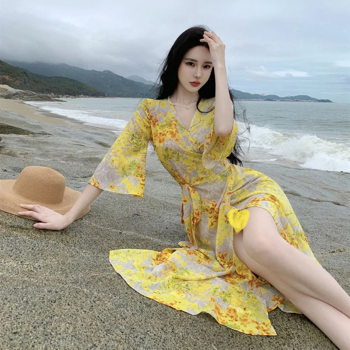 Yellow temperament girl flower French style print wrap holiday V-neck wrap hip dress pure desire
Yellow temperament girl flower French style print wrap holiday V-neck wrap hip dress pure desire