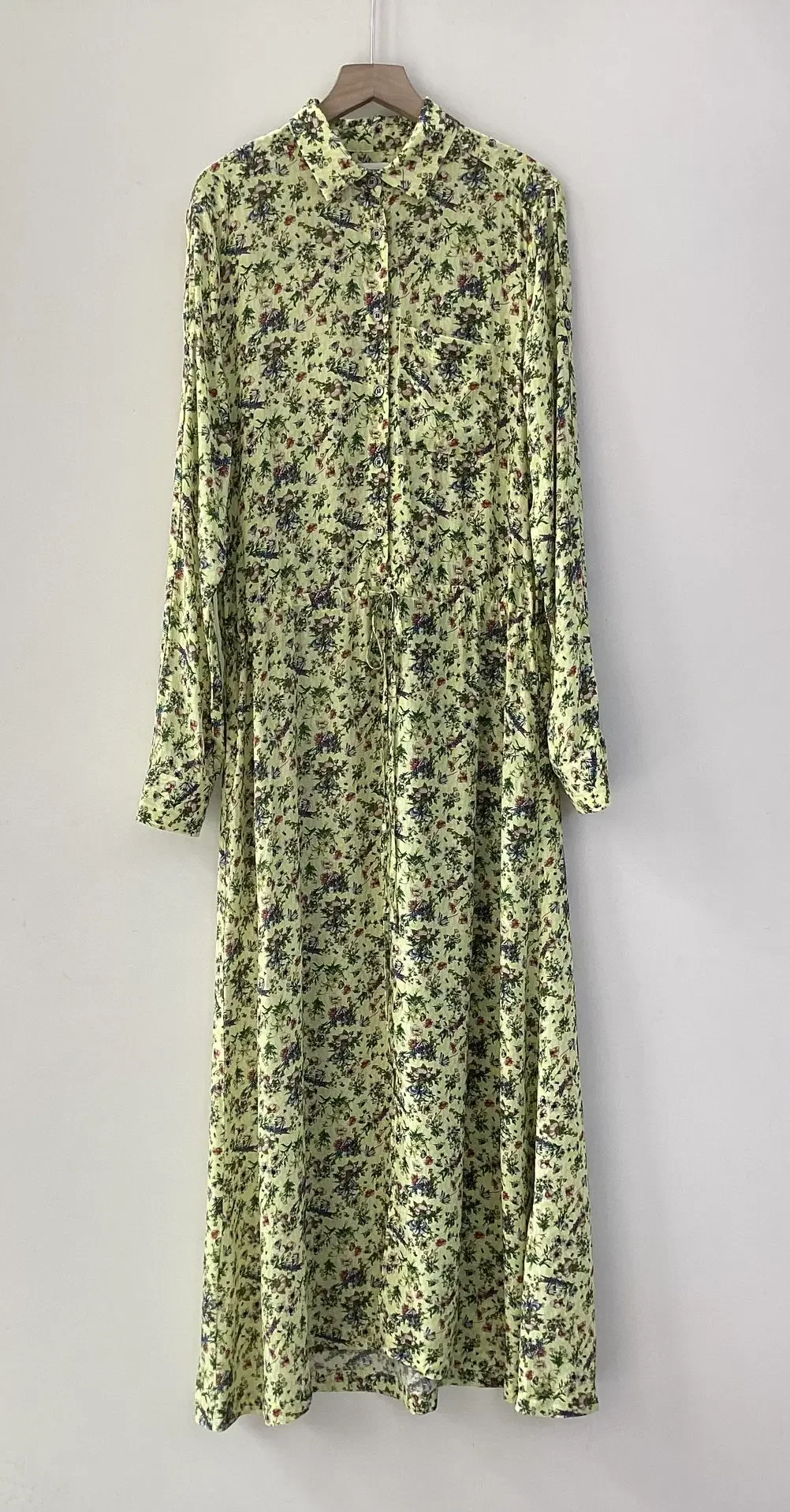

Женское винтажное платье миди из 100% вискозы, с цветочным принтом, поясом на резинке, отложным воротником и длинным рукавом, карманами