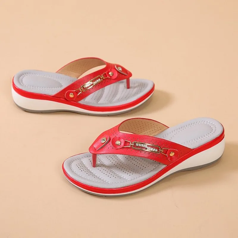 

2024 Women's Slippers Summer New Fashion Metal Button Slides Shoes Wedge Beach Sandals Women Outside Platform Leisure Flip Flops