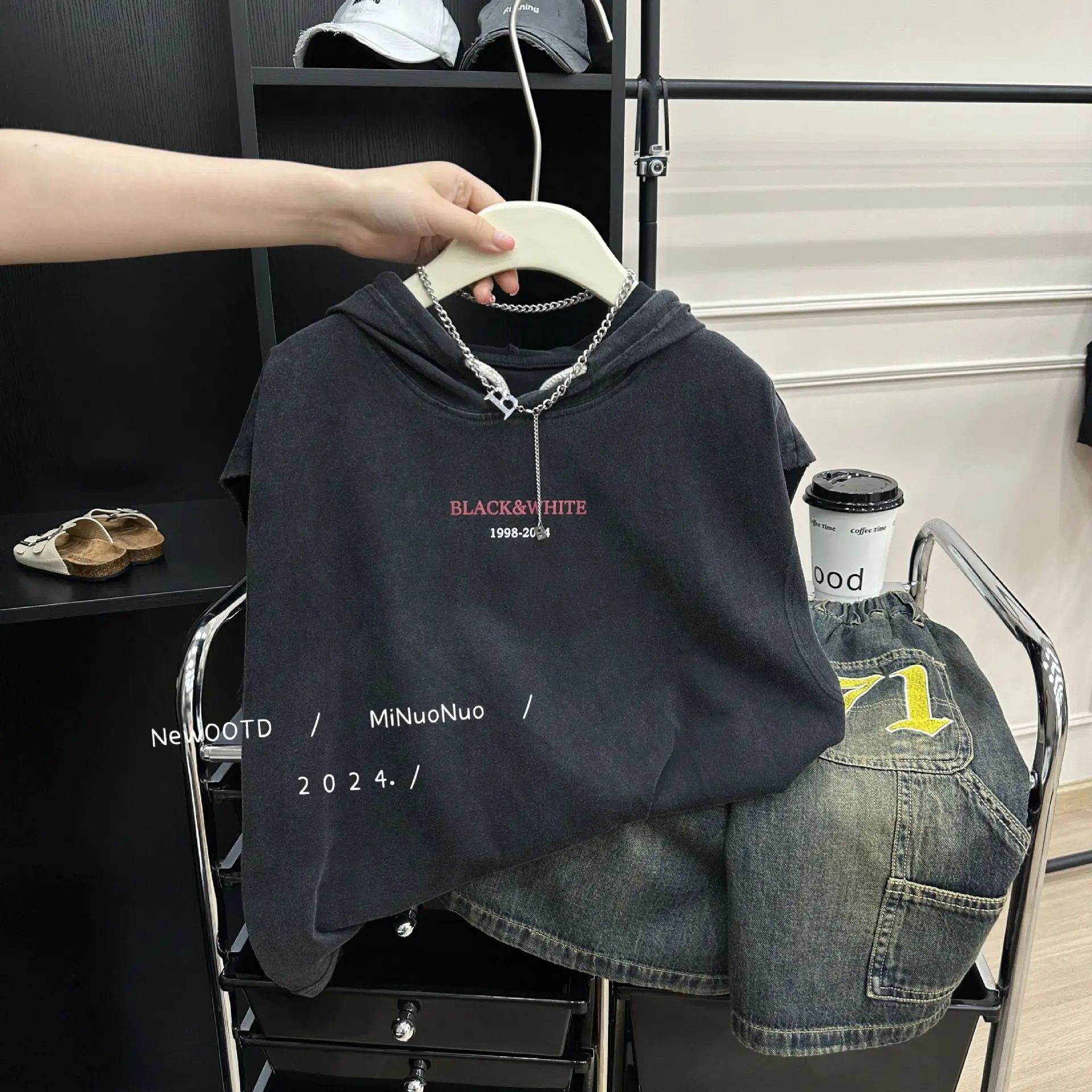 Boys T Shirt 2024 Korean Style Summer New Fashion Solid Color Sleeveless Hooded Casual Comfortable Loose Summer Children Top
Boys T Shirt 2024 Korean Style Summer New Fashion Solid Color Sleeveless Hooded Casual Comfortable Loose Summer Children Top