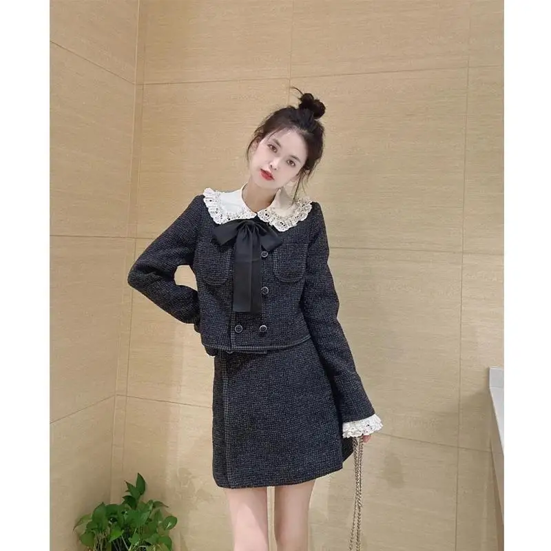 Woman's Winter Fragrance Lace Lapel Tweed Coat Overskirt Sets Retro Contrast Stitching Tweed Blazer Coat Overskirt Two-piece Set
Woman's Winter Fragrance Lace Lapel Tweed Coat Overskirt Sets Retro Contrast Stitching Tweed Blazer Coat Overskirt Two-piece Set