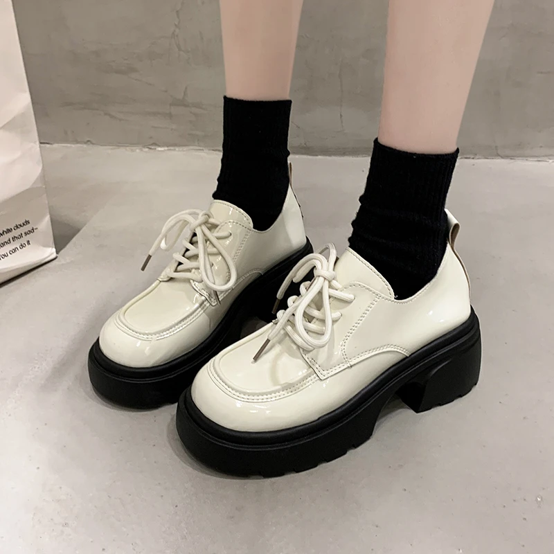 Женские кожаные туфли на толстой подошве, с квадратным носком
Женские кожаные туфли на толстой подошве, с квадратным носком