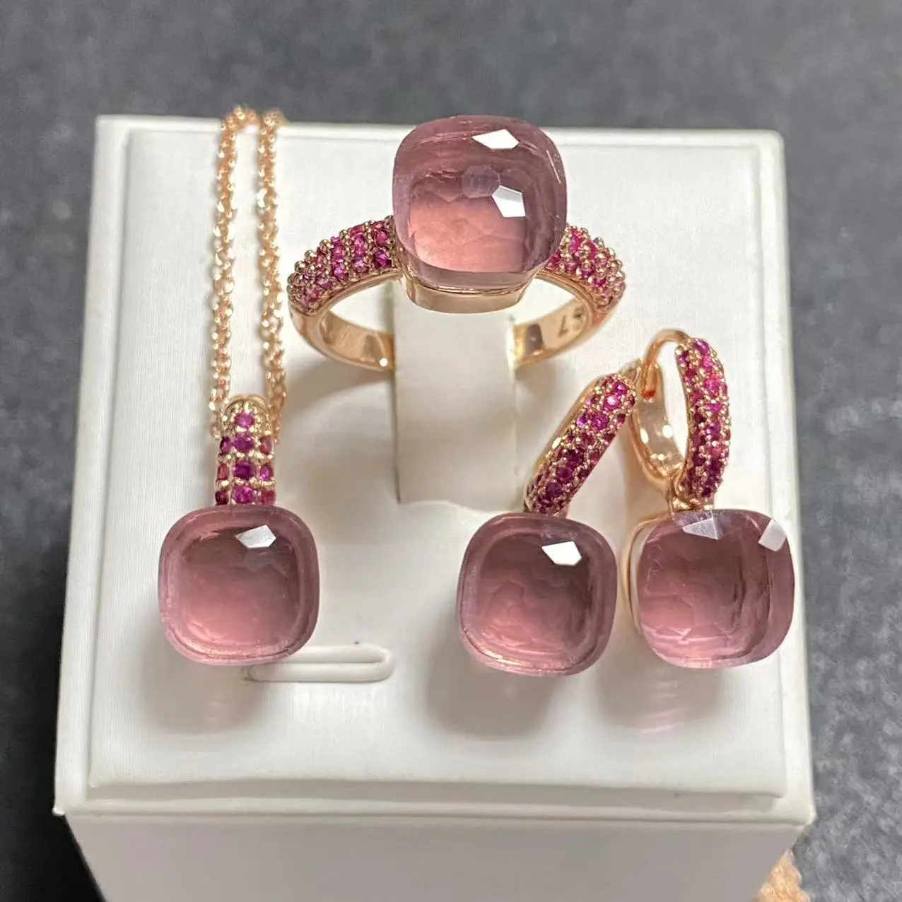 3Pcs/Set Women Ring Earrings Necklace Jewelry Set Inlay Purple Zircon Crystal Jewelry Set Rose Gold Plated Fashion Jewelry Gift
3Pcs/Set Women Ring Earrings Necklace Jewelry Set Inlay Purple Zircon Crystal Jewelry Set Rose Gold Plated Fashion Jewelry Gift