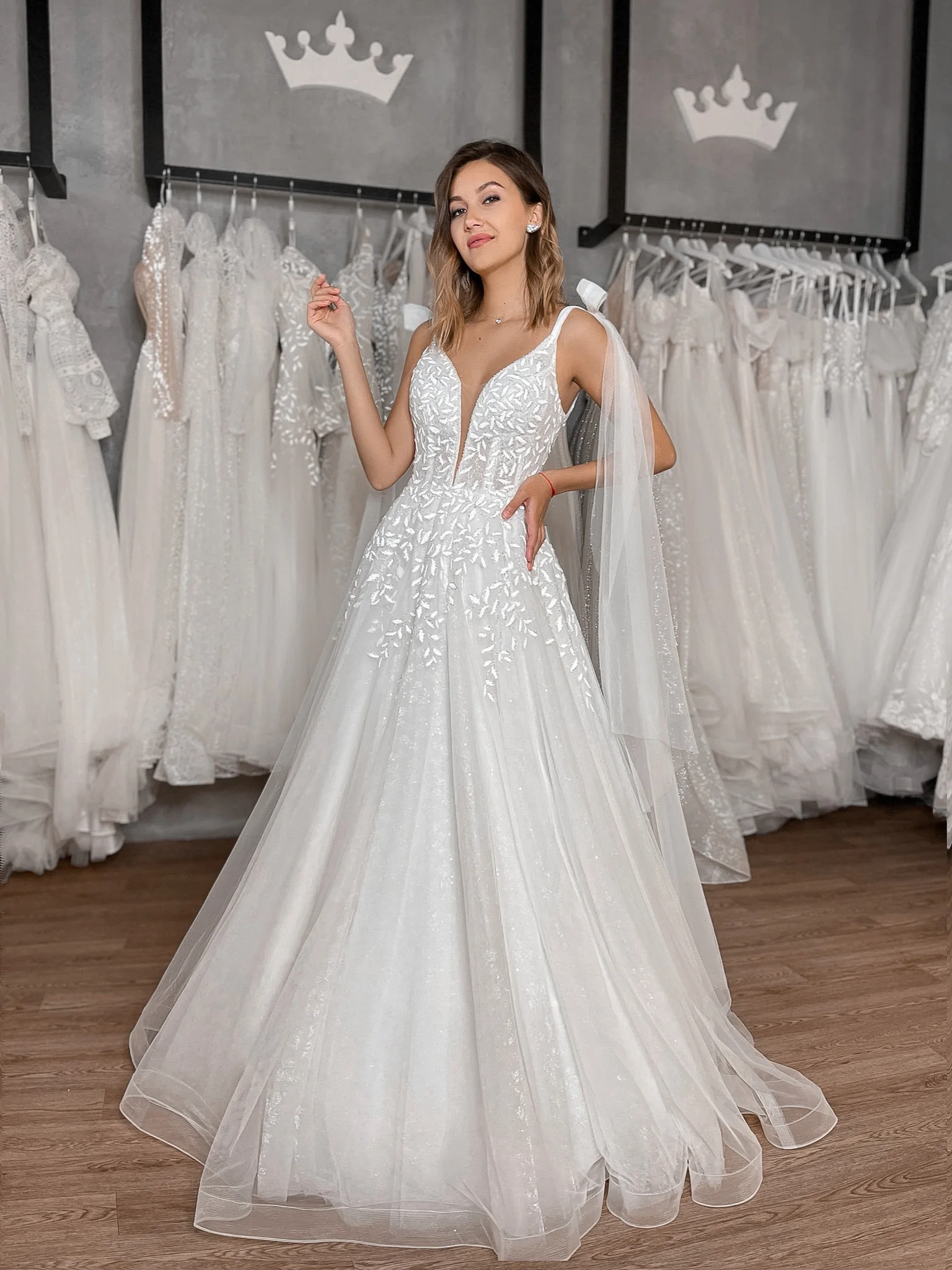 Chic Spaghetti Straps Wedding Dresses A Line V Neck Lace Applique Pleat Tulle Bridal Gowns Sexy Backless Vestido De Noiva 2023
Chic Spaghetti Straps Wedding Dresses A Line V Neck Lace Applique Pleat Tulle Bridal Gowns Sexy Backless Vestido De Noiva 2023