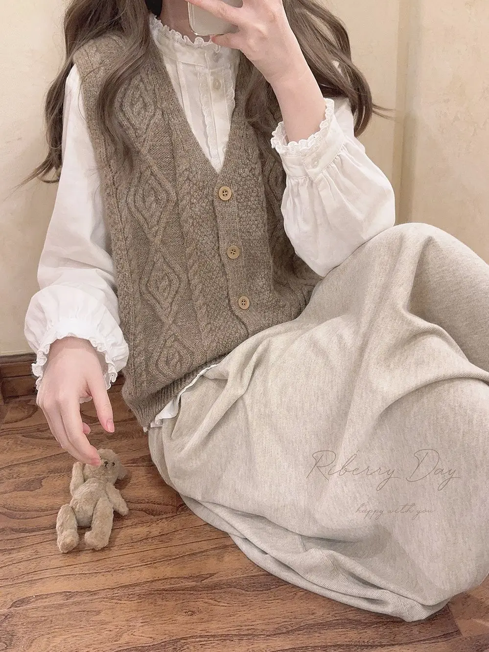 Knitted vest new loose shoulders sweater undershirt retro style knitted sweater cardigan 2024
Knitted vest new loose shoulders sweater undershirt retro style knitted sweater cardigan 2024