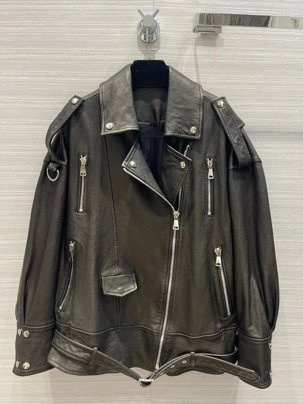 High Quality Women's Leather Jacket Solid Black Loose Sheepskin Jacket Baseball Fashion Runway 2022 Autumn Winter
High Quality Women's Leather Jacket Solid Black Loose Sheepskin Jacket Baseball Fashion Runway 2022 Autumn Winter