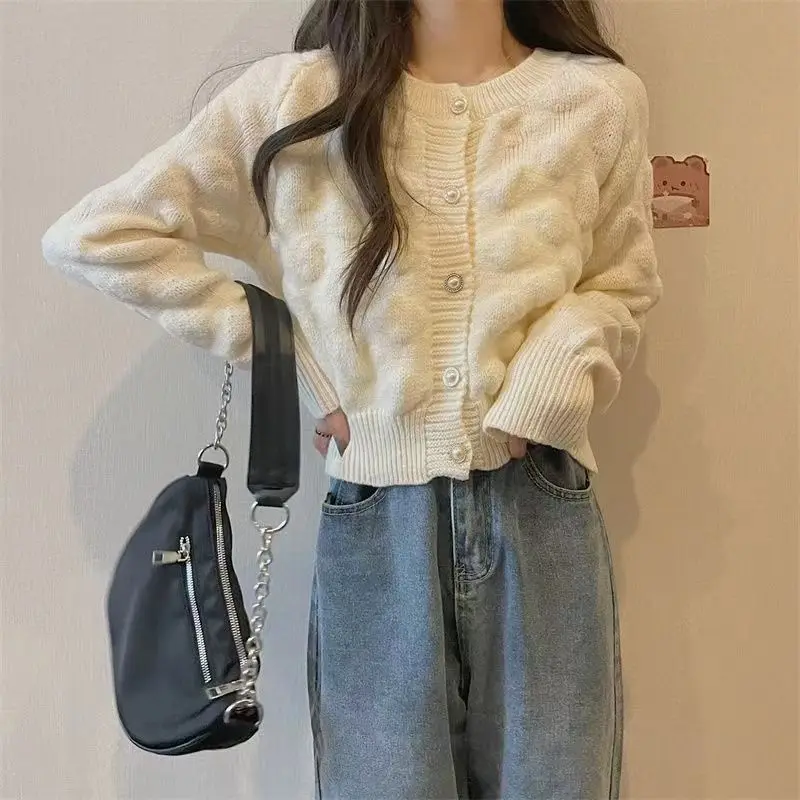 

New Korean Knitted Cardigans Women Fashion Pearls Buttons Autumn Sweaters O-Neck Casual Short Tops Button Sweet Winter K126