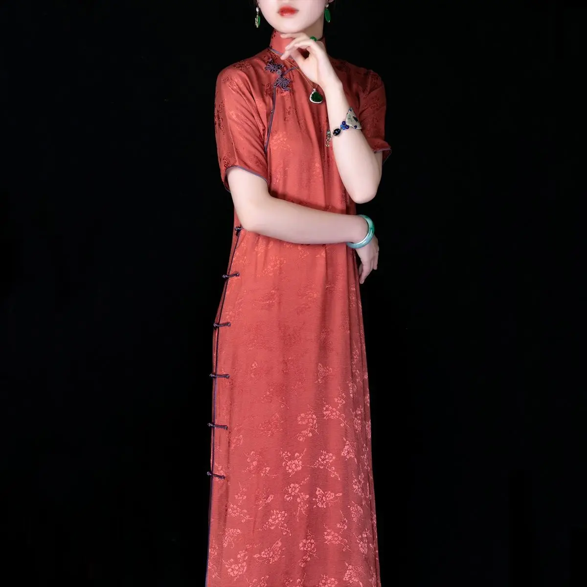 2024 new chinese style traditional clothing women vintage cheongsam dress autumn red floral jacquard weave retro cheongsam dress
2024 new chinese style traditional clothing women vintage cheongsam dress autumn red floral jacquard weave retro cheongsam dress